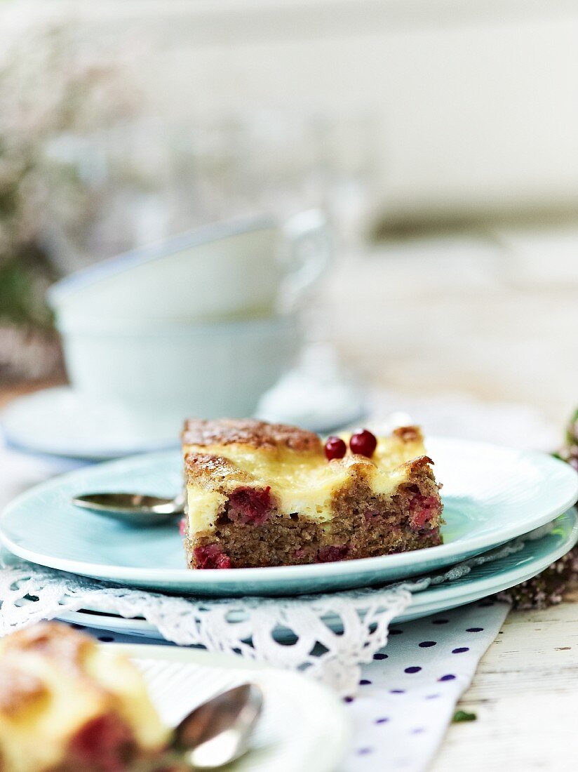 Lingonberry cake topped with cream cheese