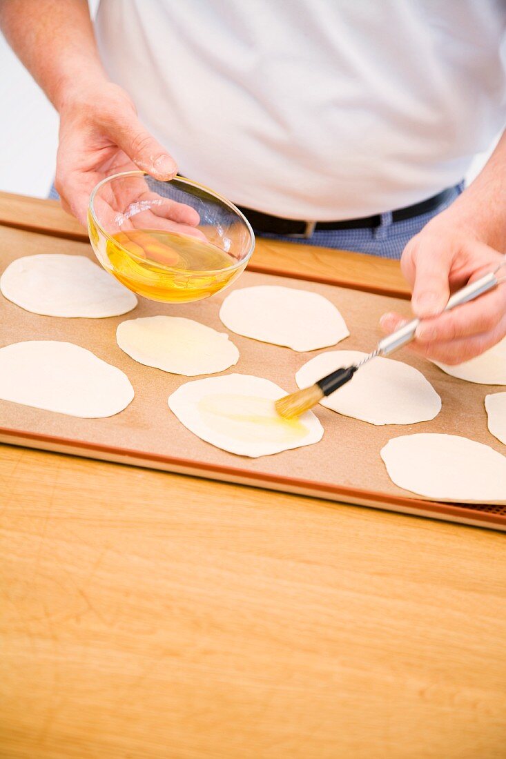 Dünne Mini-Fladenbrote mit Kümmel zubereiten