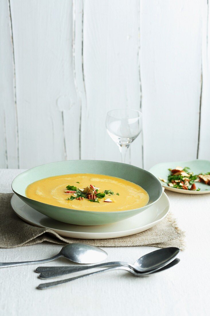 Kichererbsencremesuppe mit Pecannüssen