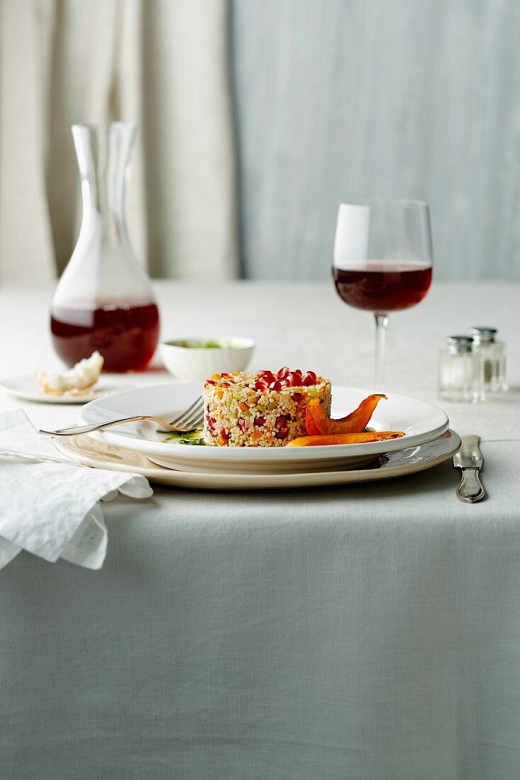 Couscous mit Granatapfelkernen, Nüssen & Kürbisspalten