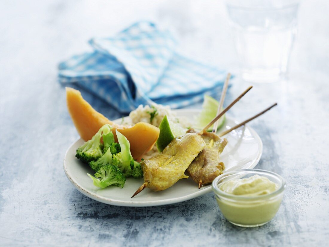 Turkes skewers with broccoli, rice and melon for lunch