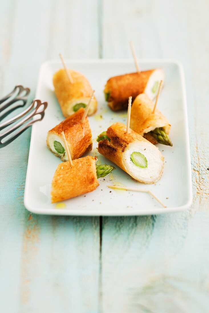 Mini asparagus and cream cheese rolls