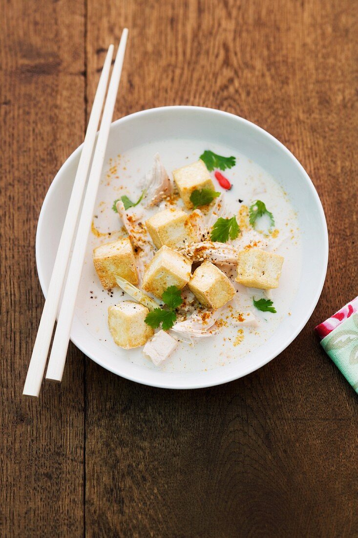 Kokosmilchsuppe mit Tofu, Hähnchen und Koriandergrün