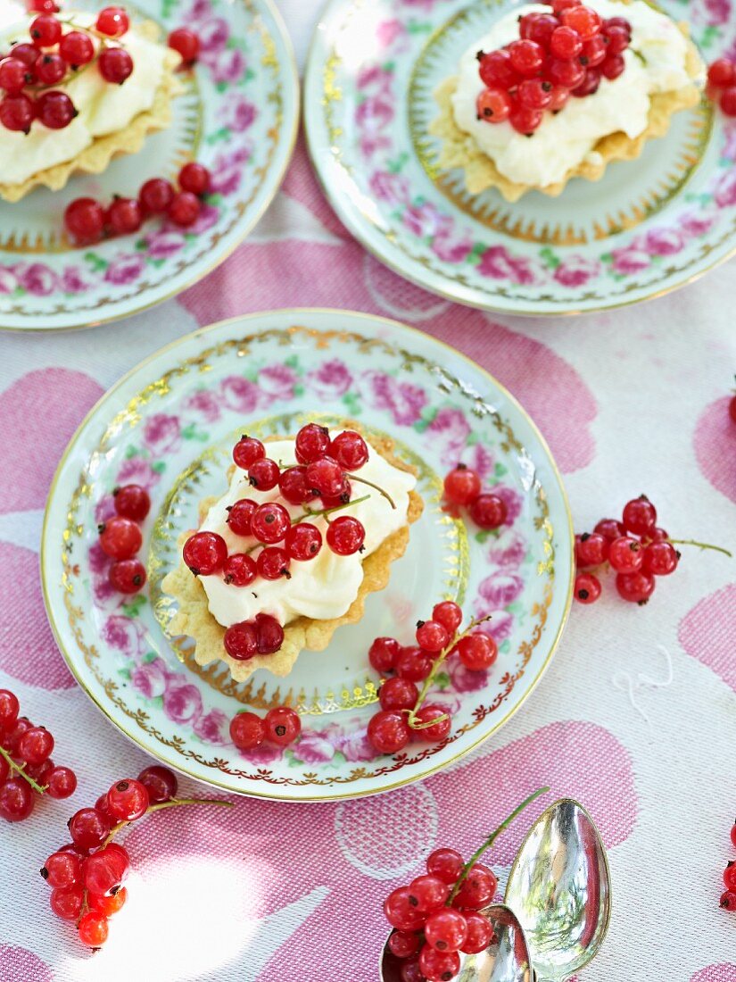 Redcurrant tartlets with mascarpone