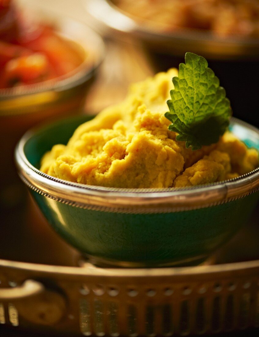 Hummus (orientalische Kichererbsencreme) auf Vorspeisenbuffet