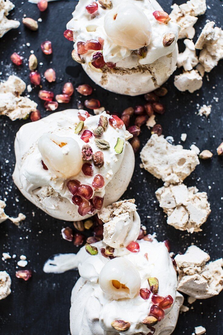 Meringues with lychees, pomegranates and pistachio nuts