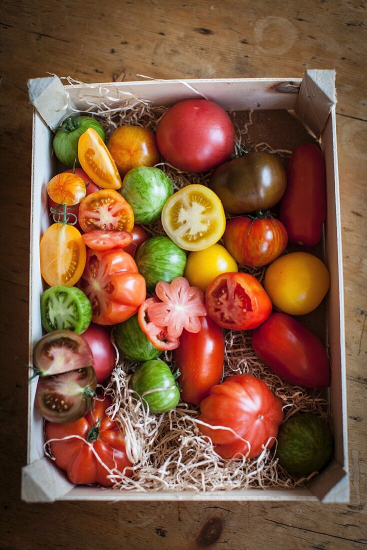 Tomaten in einer Holzkiste