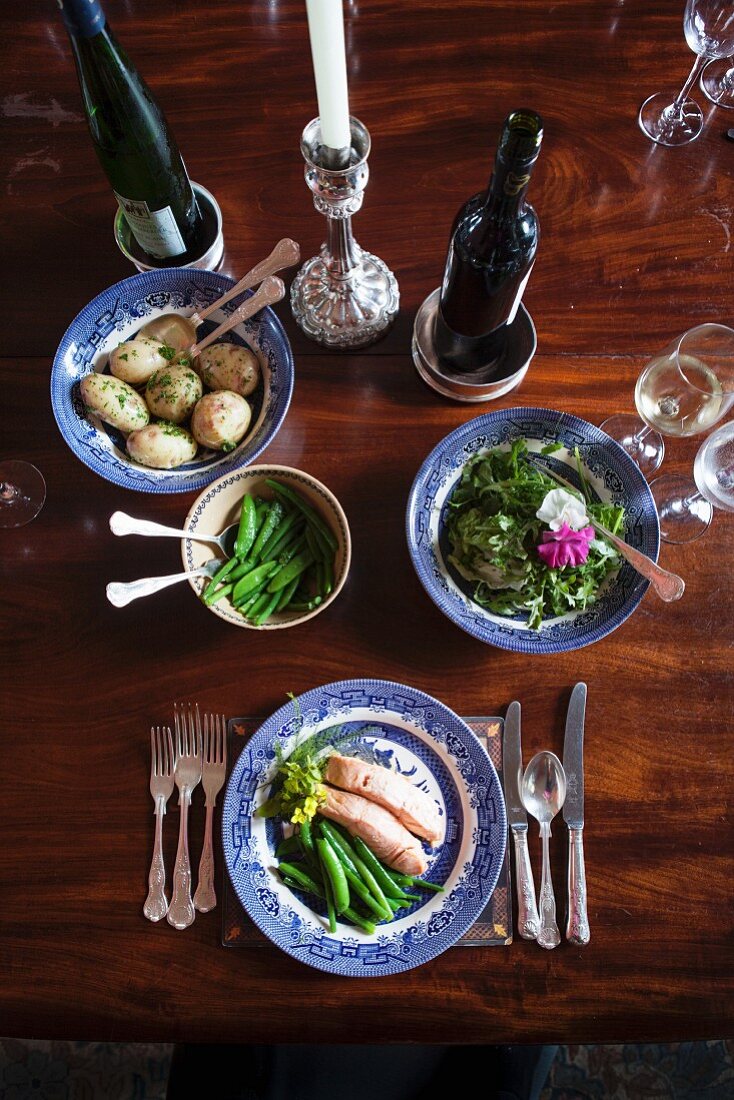 Lachs mit grünen Bohnen, Kartoffeln und Salat