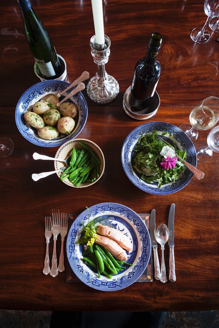 Salmon with green beans, potatoes and lettuce