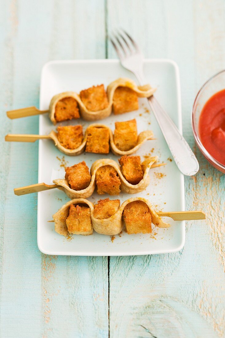 Bread and curried sausage skewers with ketchup