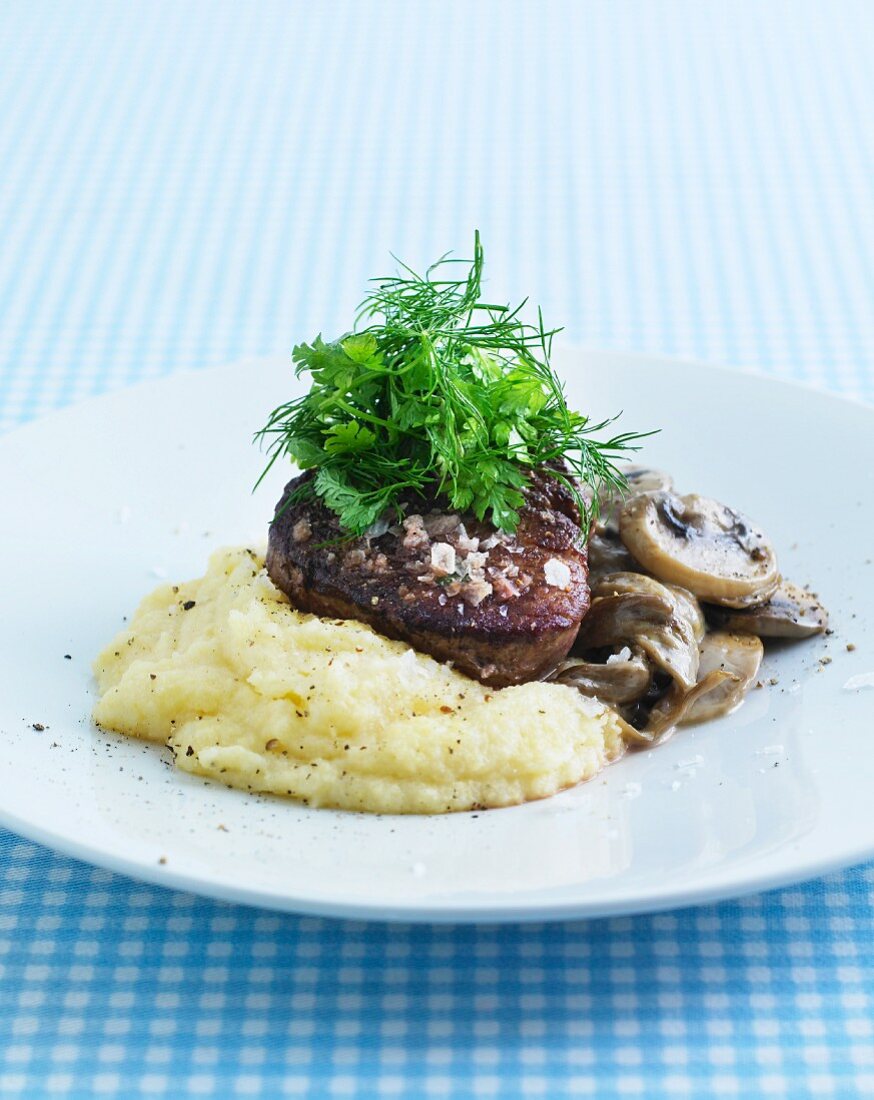 Rinderfilet mit Champignons, Kräutern und Kartoffelpüree