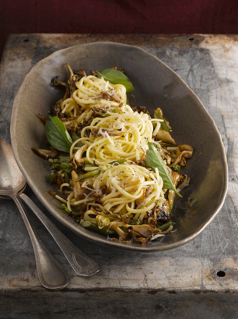 Linguine mit Pilzen und Basilikum