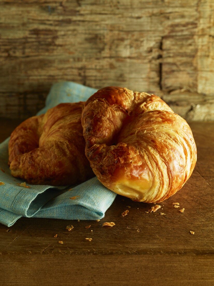 Croissants auf Holztisch