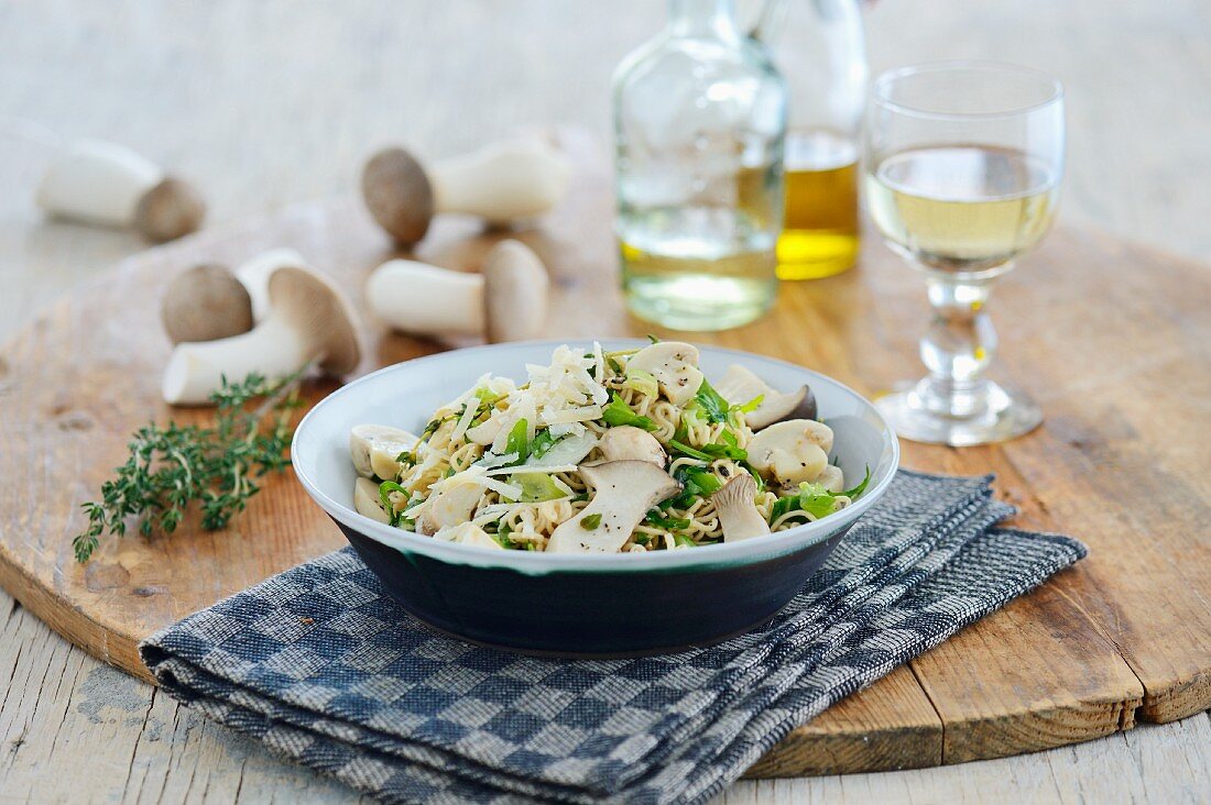 Mie-Nudeln mit Pilzen, Rucola und Käse