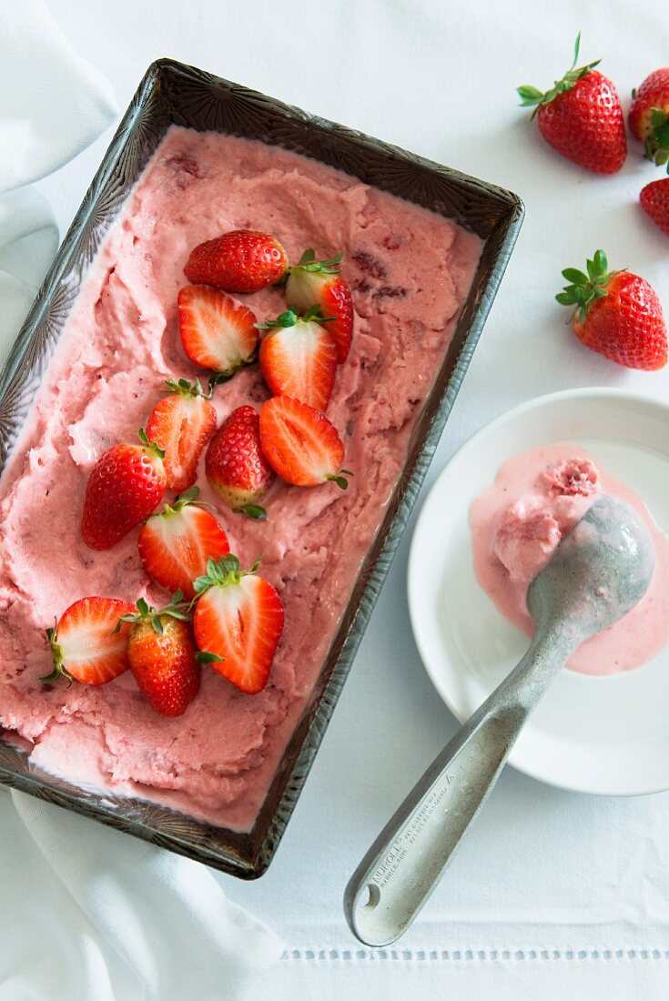 Frozen yoghurt with strawberries