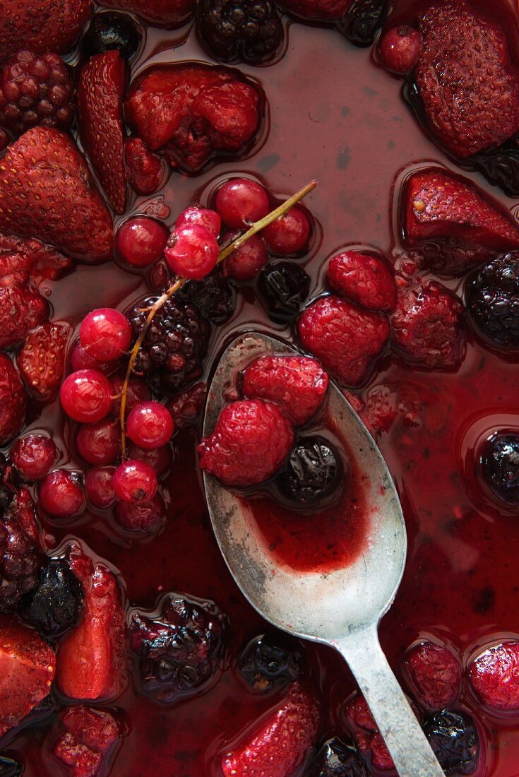 A baked berry salad (close-up)