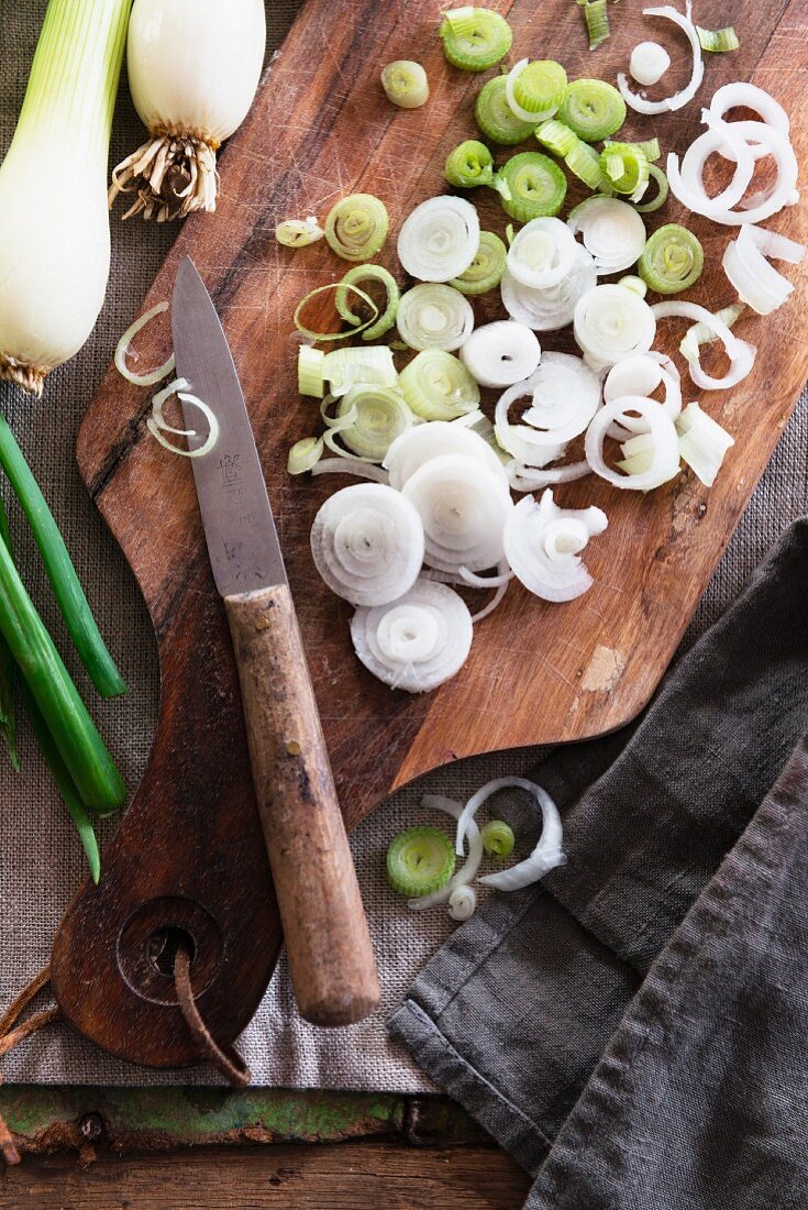 Sliced spring onions on a chopping board