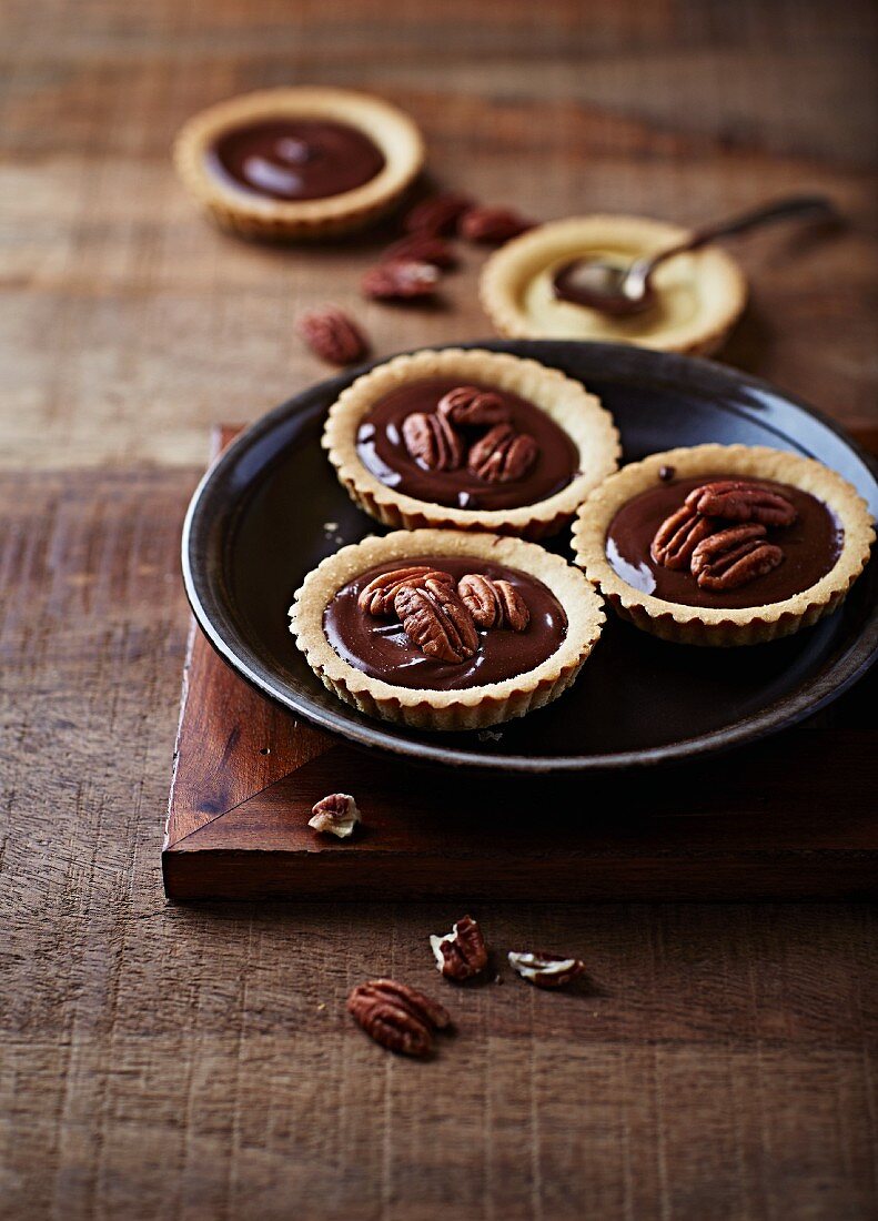 Chocolate tartlets with pecan nuts