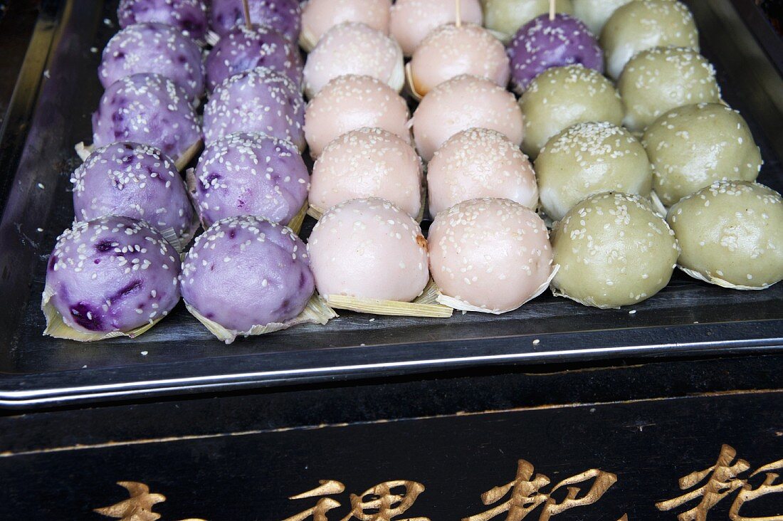 Sweet rice cakes with sesame seeds (Lijiang, China)
