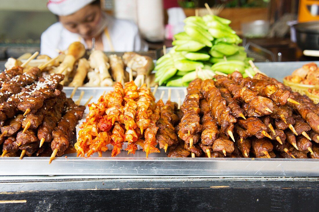 Fleischspiesse im Restaurant (Lijiang, China)