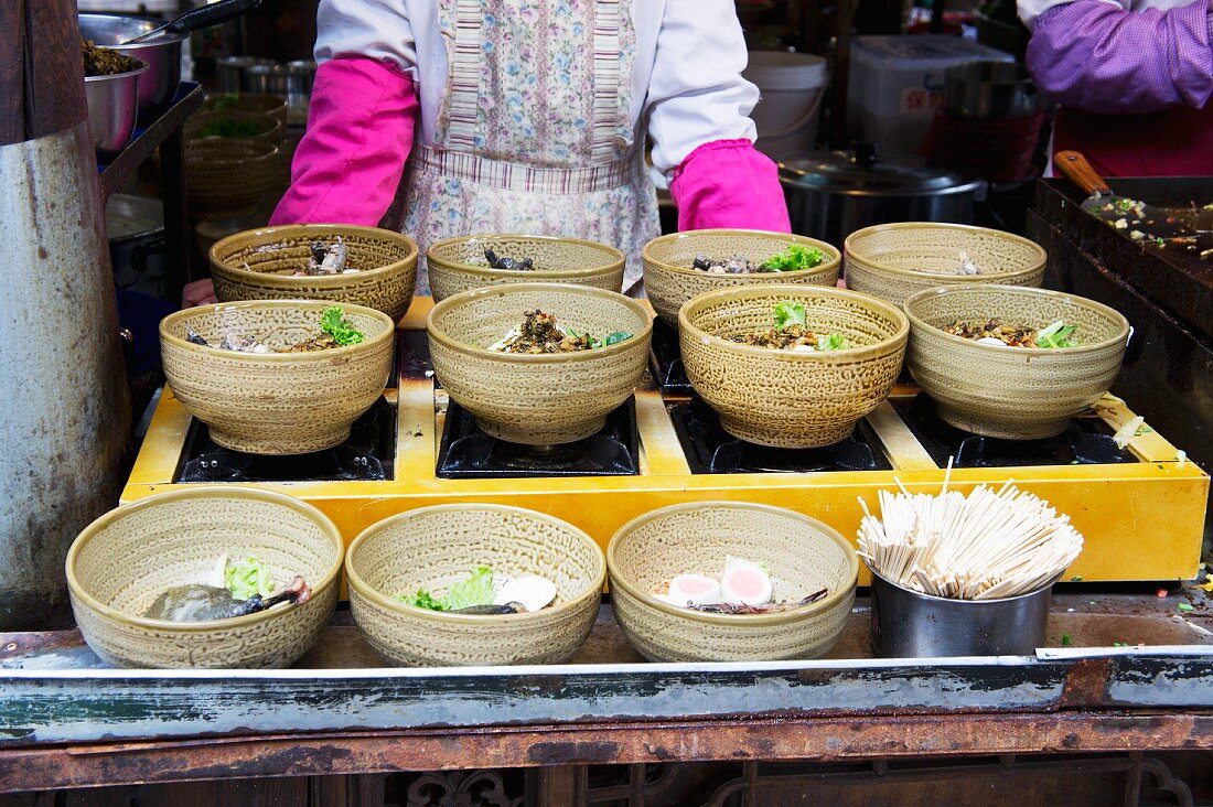 Vorbereitete Suppen im Restaurant (Lijiang, China)