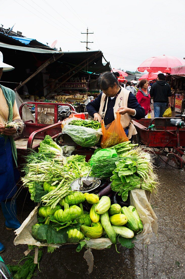 Gemüsestand auf einem Markt in Lijiang, China
