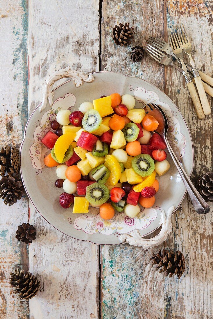 Obstsalat mit Melone, Erdbeeren, Kiwi, Trauben, Ananas, Orangen und Wassermelone