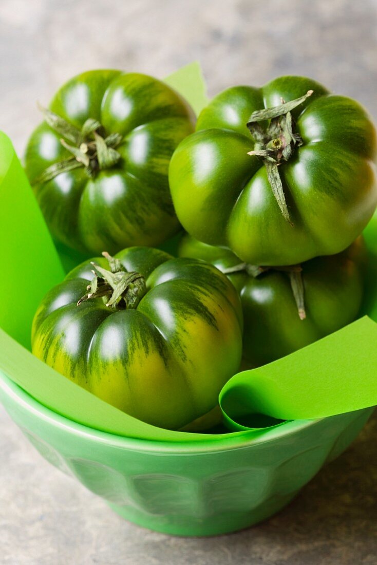 Grüne Tomaten aus Sizilien in einer Schüssel