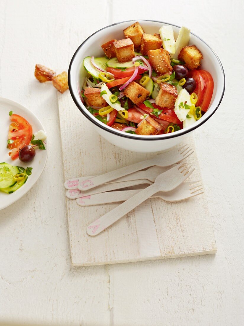 Griechischer Salat mit Fladenbrotwürfeln