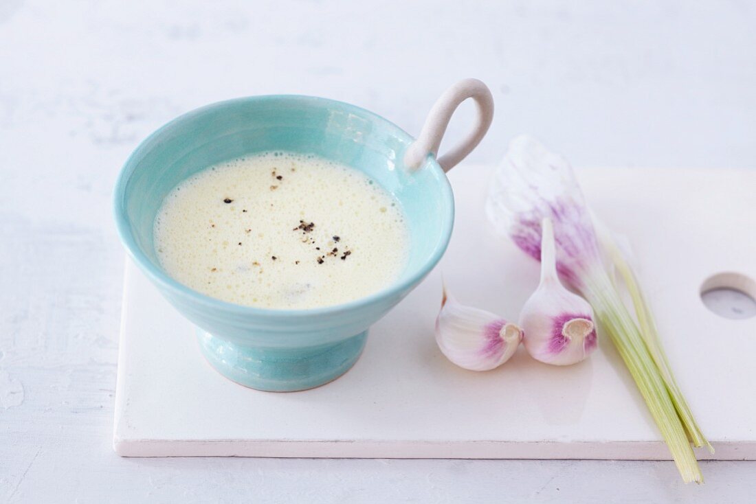 Joghurtdressing mit Knoblauch im Schälchen