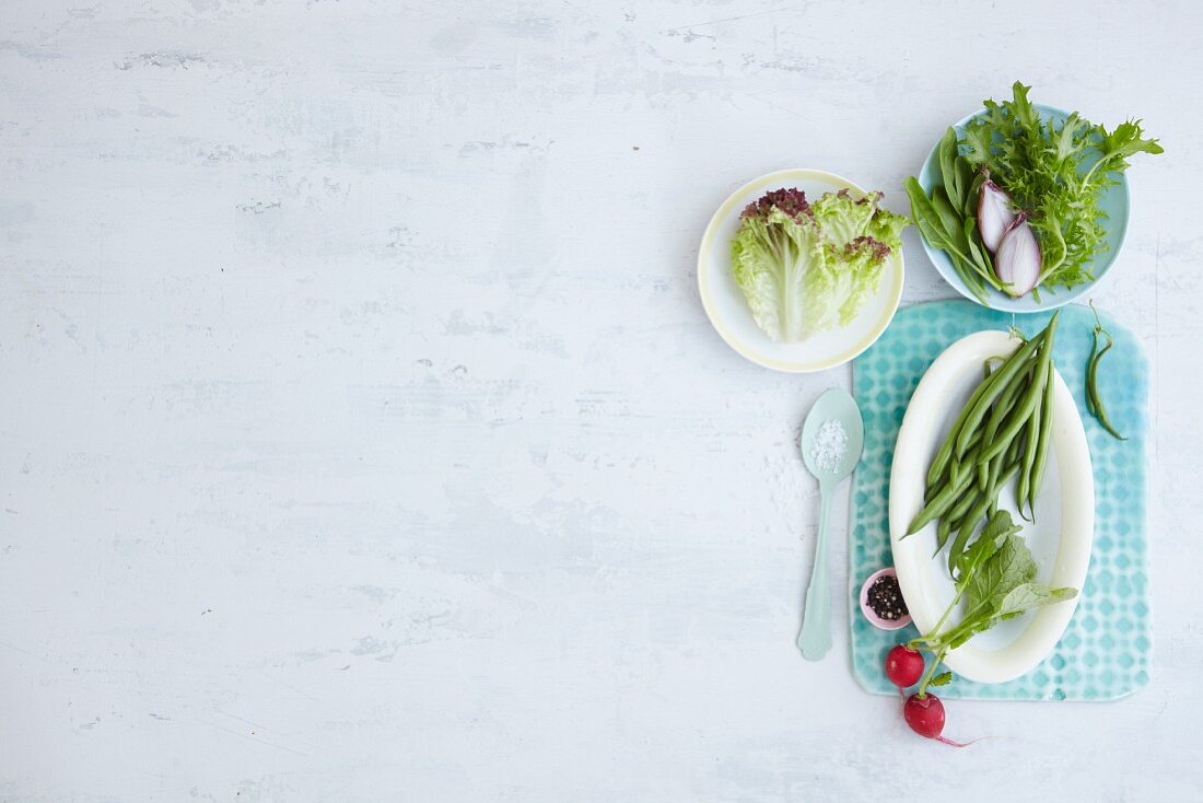 Stillleben mit verschiedenen Gemüse- & Salatsorten