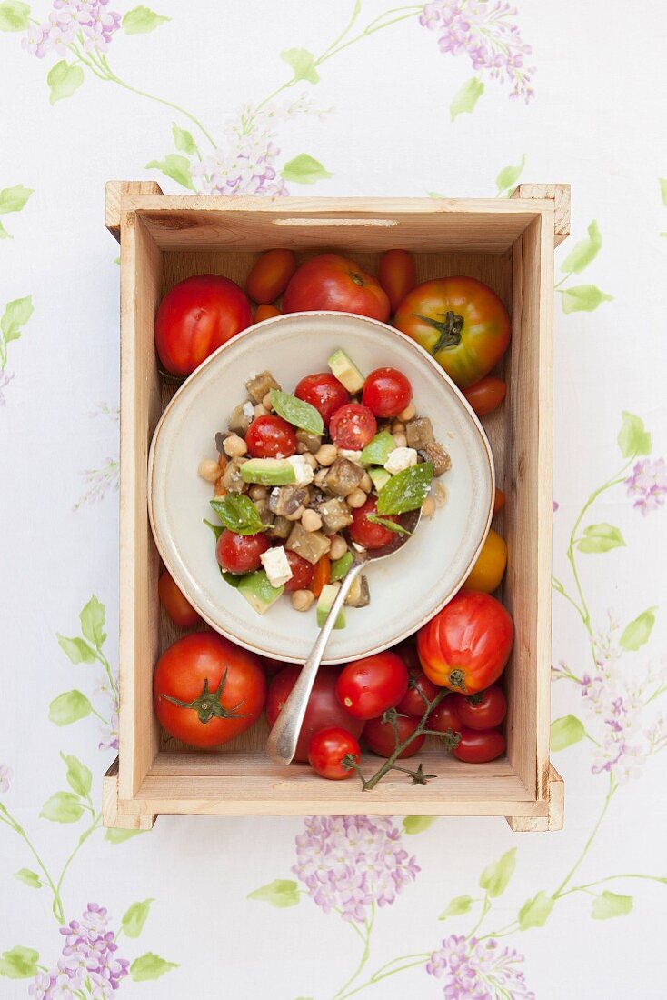 Tomaten-Kichererbsen-Salat mit Aubergine und Avocado