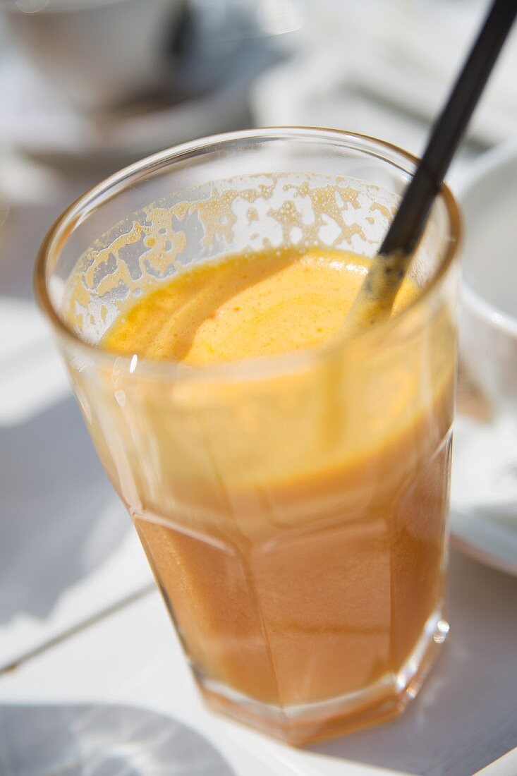 Ein Glas frisch gepresster Orangensaft