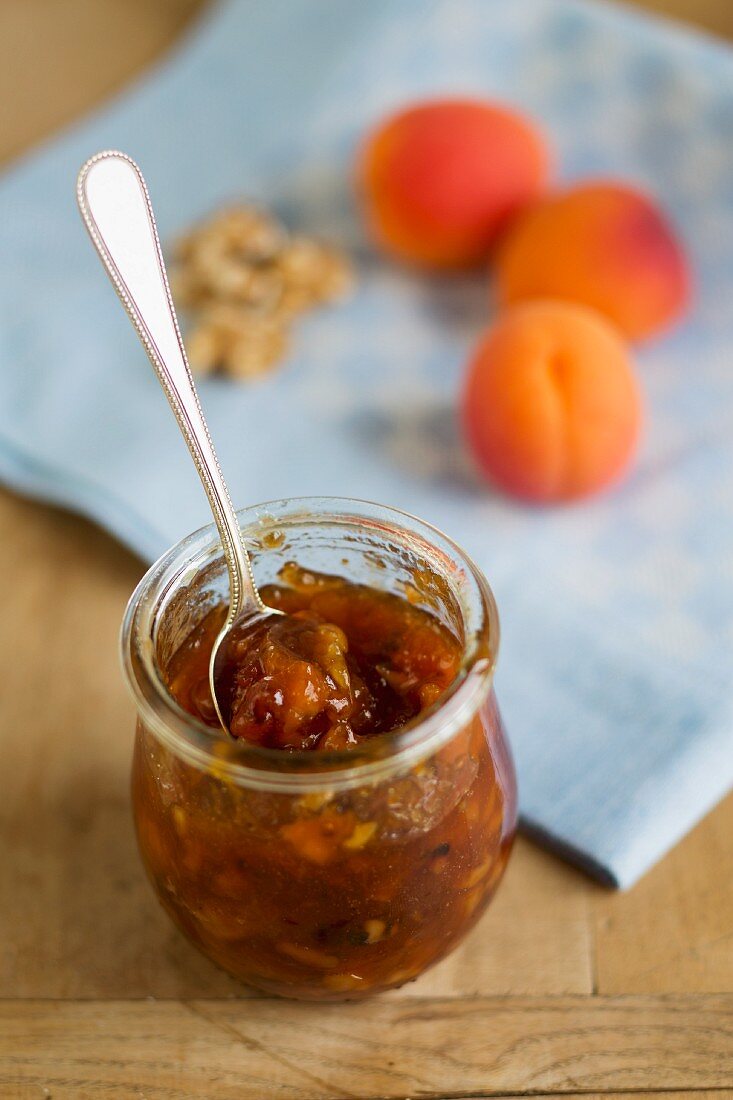 Ein Glas Aprikosen-Nektarinen-Marmelade mit Walnüssen