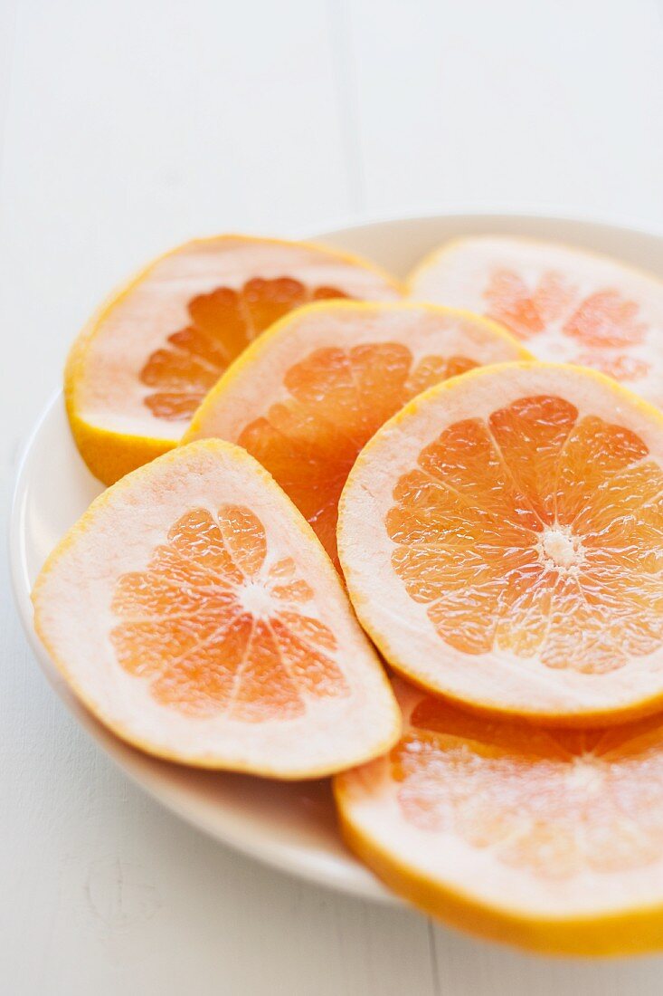 Mehrere Orangenscheiben auf Teller
