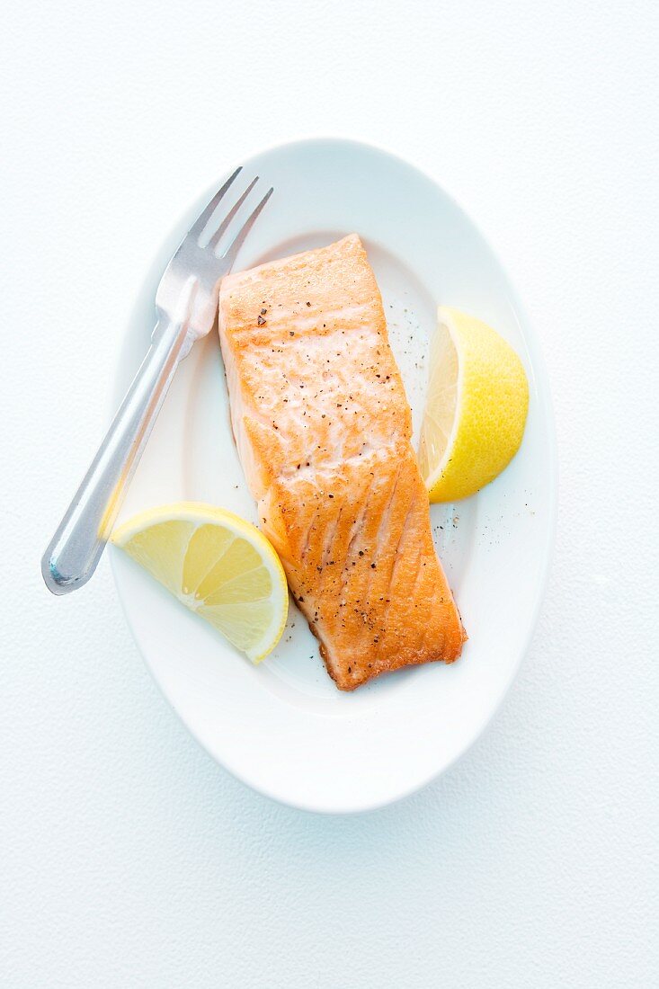 Salmon steak with lemon