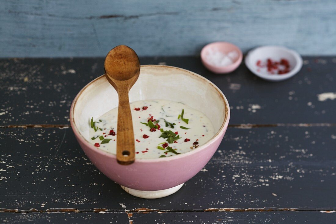 Ziegenkäsedressing mit rotem Pfeffer