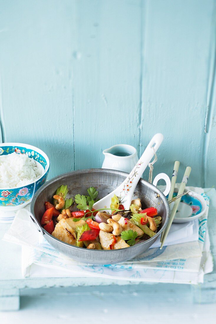 Stir-fried chicken with peppers and cashew nuts