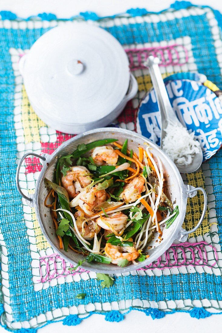 Prawns with vegetables and bean sprouts