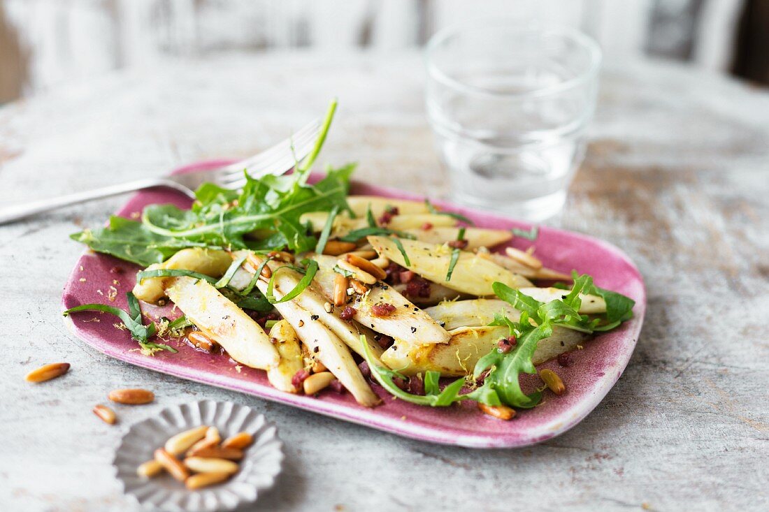 Gebratener Spargel mit Rucola & Pinienkernen