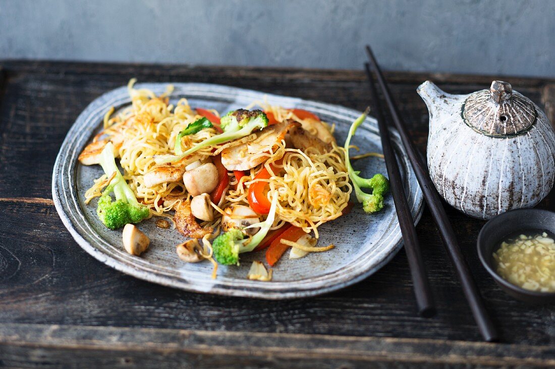 Fried oriental noodles with vegetables