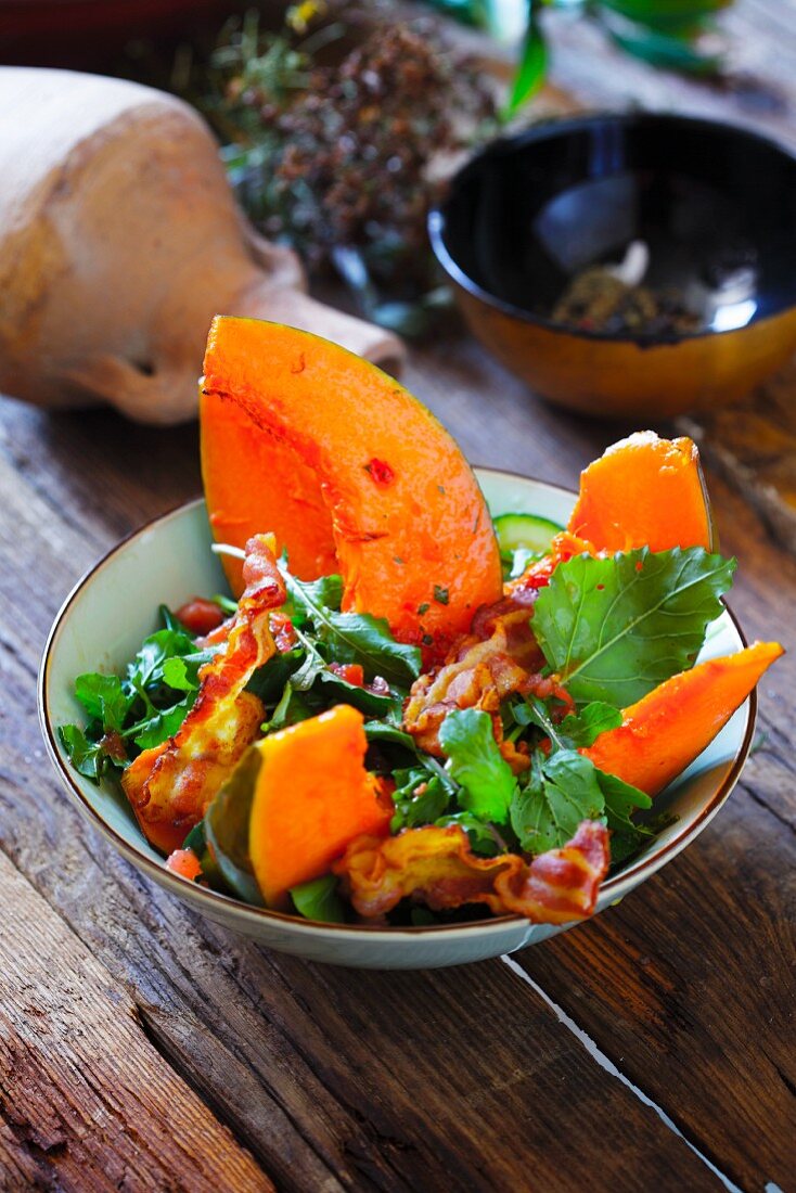 Mixed leaf salad with pumpkin and bacon
