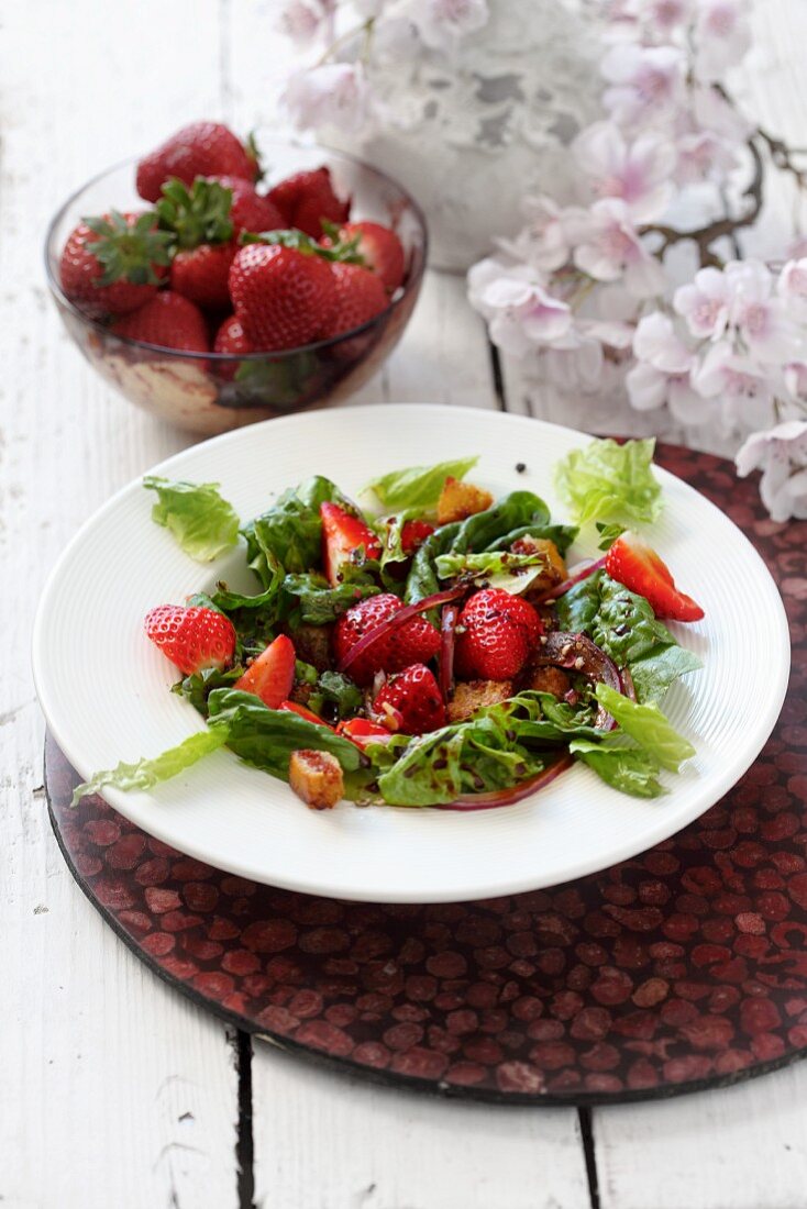 Mixed leaf salad with strawberries and balsamic vinegar