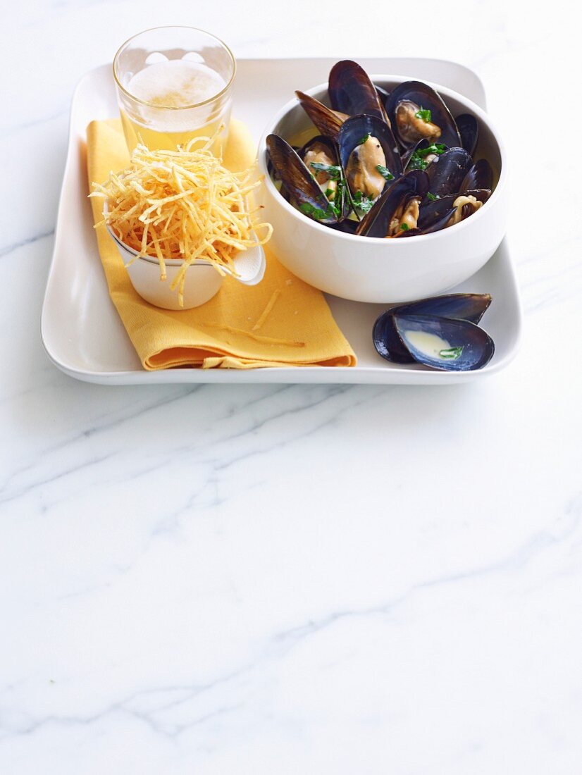 Mussels with potatoes straw