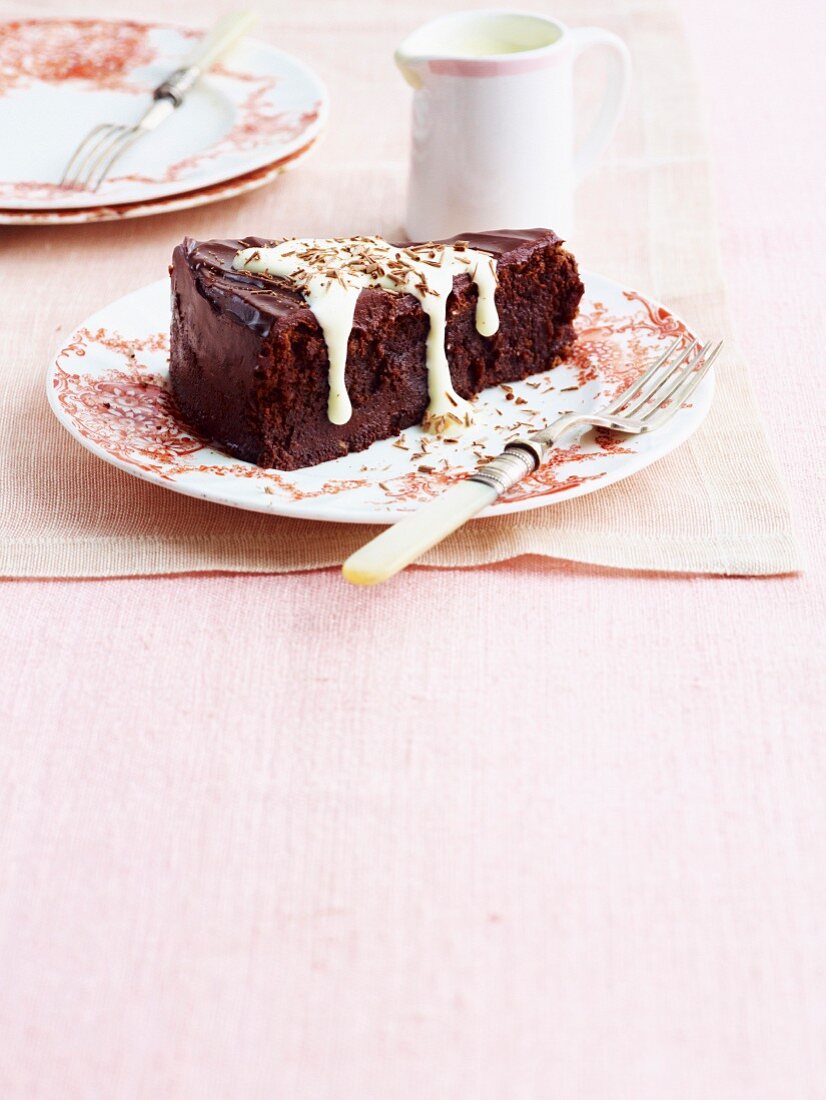 Ein Stück Schokoladen-Haselnuss-Torte mit Frangelicosauce