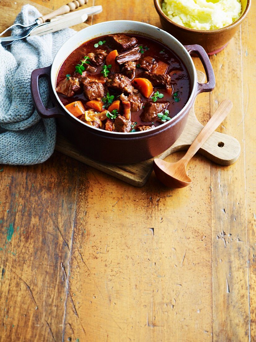 Catalan beef stew with cinnamon and chocolate