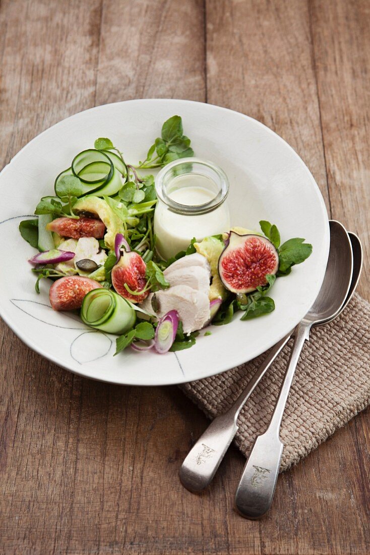 Salad with poached chicken breast, figs and Gorgonzola sauce