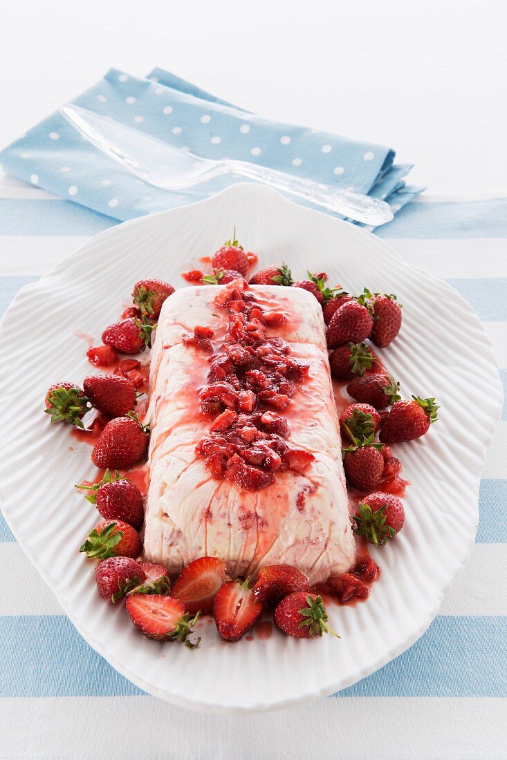Ice cream cake with strawberries and meringue