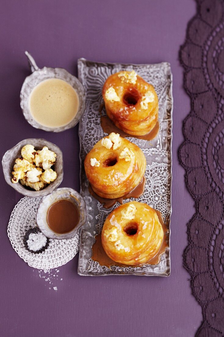 Croissant-Doughnuts mit Karamel & Popcorn