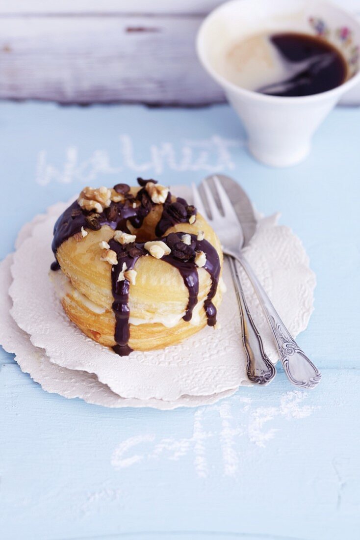 Croissant-Doughnut mit Kaffeecreme & Walnüssen